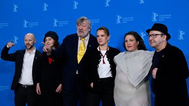 El productor Fabian Gasmia, la autora australiana Lily Brett, el actor y comediante británico Stephen Fry, la directora de cine alemana Julia von Heinz, la actriz estadounidense Lena Dunham y el actor polaco Zbigniew Zamachowski posan durante una sesión fotográfica para la película Treasure presentada en la Berlinale, el 17 de febrero de 2024. &nbsp;