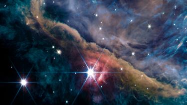 Esta foto del folleto proporcionada por la NASA el 12 de septiembre de 2022 muestra la región interna de la Nebulosa de Orión vista por el instrumento NIRCam del telescopio espacial James Webb. Un equipo de investigación internacional reveló las primeras imágenes de la Nebulosa de Orión capturadas con el Telescopio Espacial James Webb, dejando a los astrónomos impresionados.