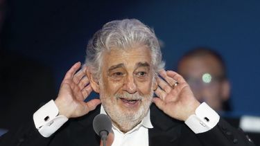 En esta fotograf&iacute;a de archivo del 28 de agosto de 2019 el astro de la &oacute;pera Pl&aacute;cido Domingo escucha el aplauso al final de su concierto en en Szeged, Hungr&iacute;a.&nbsp; 