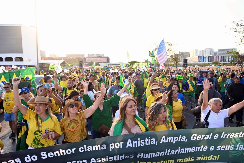 Partidarios del expresidente brasileño Jair Bolsonaro participan en una marcha para exigir amnistía para el exmandatario. (Foto de Evaristo Sa / AFP)