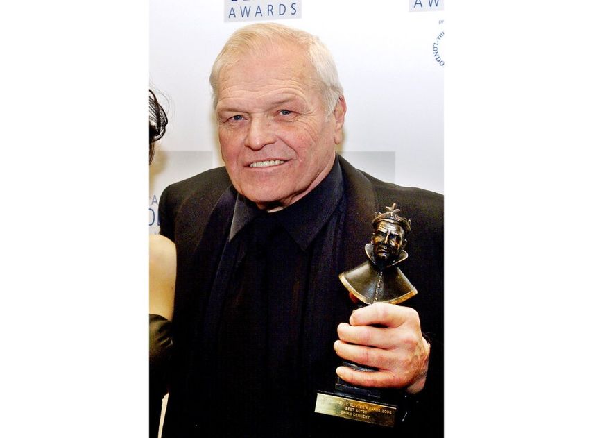 En esta foto del 26 de febrero de 2006, Brian Dennehy posa tras ganar el premio Olivier al mejor actor por su papel en una puesta de Death of a Salesman (Muerte de un viajante en Londres. 
