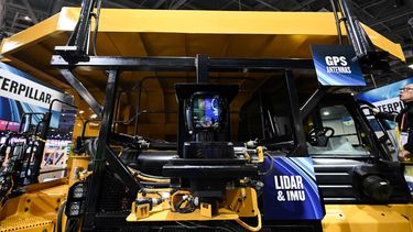 Un nuevo equipo de Caterpillar con sensores y antenas de GPS.