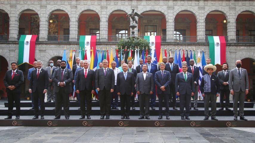 Los líderes de América Latina y el Caribe posan para una foto grupal en el Palacio Nacional durante la Cumbre de la Comunidad de Estados Latinoamericanos y Caribeños (CELAC), en la Ciudad de México.