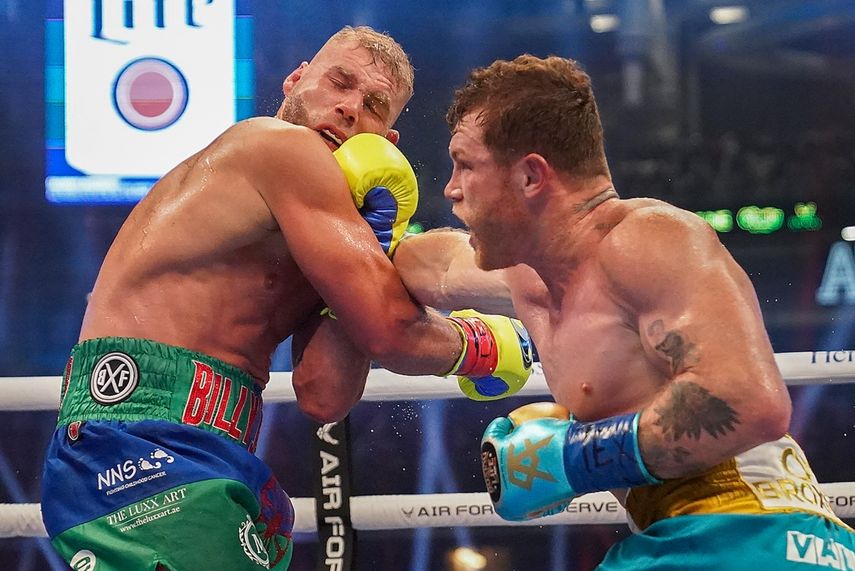 El mexicano Saúl Canelo Álvarez, asesta un puñetazo al británico Billy Joe Saunders, el sábado 8 de mayo de 2021, en una pelea por el cetro de los supermedianos, en Arlington, Texas&nbsp;