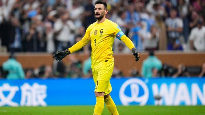 El arquero de Francia, Hugo Lloris, camina en el campo durante el encuentro entre su selección y Argentina en la final del Mundial de Catar.