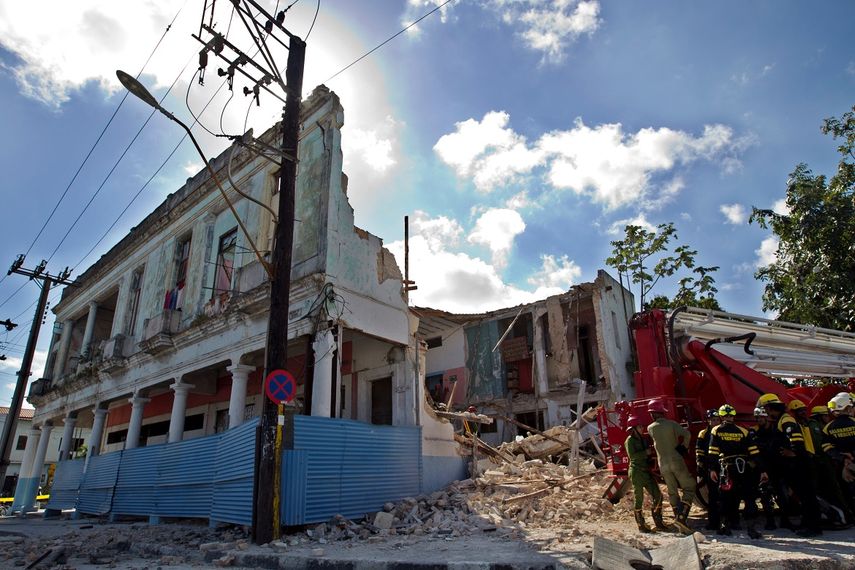 Equipos especializados son vistos en las inmediaciones de un edificio que se derrumbó este jueves 14 de marzo de 2019 en La Habana, Cuba.