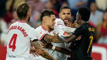 Vinícius Junior, del Real Madrid, discute con algunos jugadores del Sevilla durante un encuentro de La Liga española, realizado el sábado 21 de octubre de 2023&nbsp;