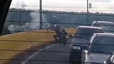 Momento en el que un agente de seguridad del Gobierno de Nicolás Maduro dispara contra los manifestantes opositores.