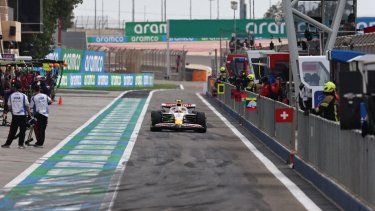 El piloto japonés Yuki Tsunoda maneja su monoplaza durante el tercer día de pruebas en la Fórmula 1, el 28 de febrero de 2025.