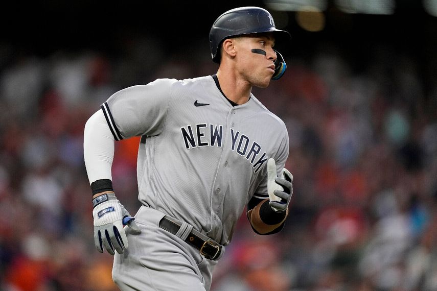 Aaron Judge, de los Yanquis de Nueva York, corre tras conectar un elevado en el segundo juego de la Serie de Campeonato de la Liga Americana ante los Astros de Houston, el jueves 20 de octubre de 2022&nbsp;