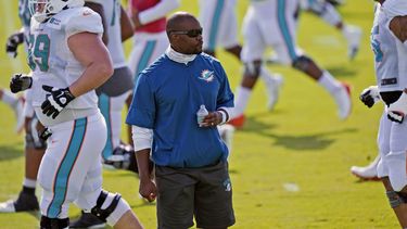 En esta foto del 21 de agosto de 2020, Brian Flores, entrenador en jefe de los Dolphins de Miami, observa una pr&aacute;ctica del equipo en la instalaci&oacute;n en Davie, Florida&nbsp;