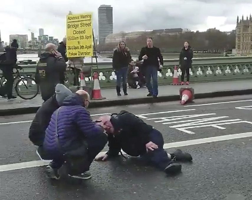 Captura de video que muestra a varias personas mientras atienden a un herido.