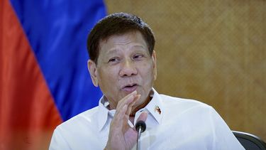 En esta fotografía facilitada por la oficina de fotógrafos del palacio presidencial de Malacanang, aparece el entonces presidente de Filipinas, Rodrigo Duterte, durante una reunión de gabinete en sus oficinas en Manila, Filipinas, el 7 de marzo de 2022.&nbsp;