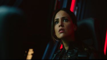 En esta imagen difundida por Warner Bros. Entertainment, Eiza González en una escena de Godzilla vs. Kong.&nbsp;