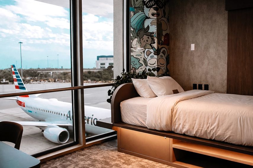 Fotografía cedida por el Aeropuerto Internacional de Miami (MIA) que muestra el interior de una de las salas de descanso Wait n Rest (Esperar y Descansar) este martes, en Miami (EEUU).