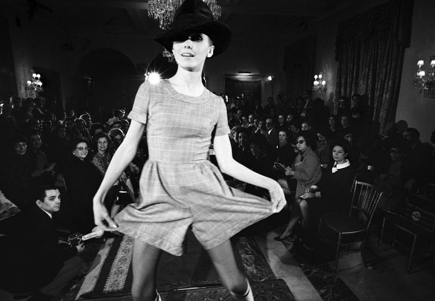 22/03/1968.- Desfile de moda de la diseñadora británica&nbsp;Mary&nbsp;Quant, creadora de la minifalda, en la residencia del embajador inglés en Madrid.