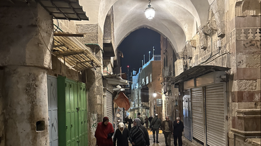 Mujeres musulmanas recorren ciudad de Jerusalén en la antesala del Ramadán.