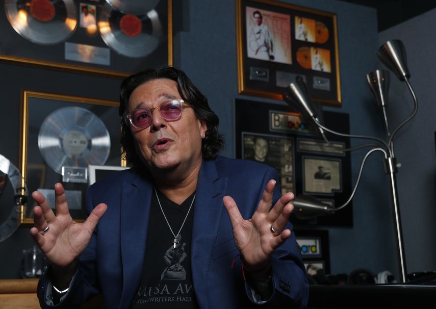 En esta foto del martes 8 de octubre de 2019, el m&uacute;sico cubano-estadounidense Rudy P&eacute;rez durante una entrevista a The Associated Press en su casa en Miami Beach, Florida.