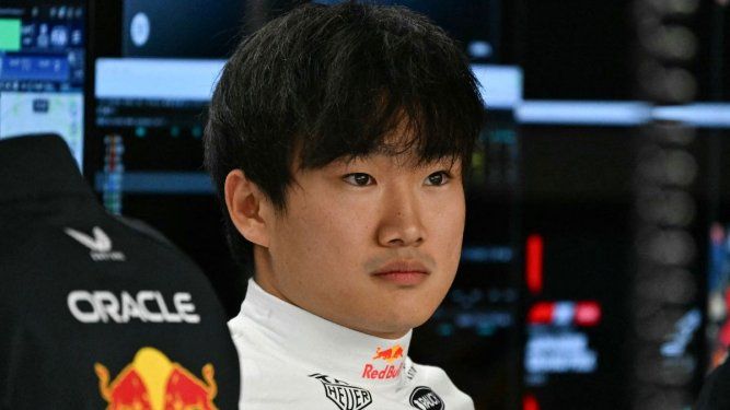 El japonés Yuki Tsunoda, de Red Bull, previo al inicio de la segunda sesión de prácticas en el circuito de Suzuka, Japón, el 4 de abril de 2025.