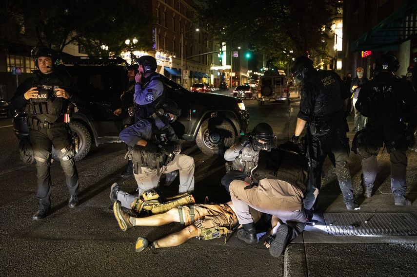Un hombre recibe atención tras recibir un disparo el sábado 29 de agosto de 2020, en Portland, Oregon. Partidarios del presidente Donald Trump se enfrentaron con manifestantes en el centro de la ciudad más grande de Oregon, la cual ha sido escenario de protestas nocturnas a lo largo de tres meses. 