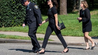 Tres personas llegan al funeral de Gabby Petito, una mujer cuyo cadáver fue hallado hace una semana en el estado de Wyoming, el domingo 26 de septiembre de 2021, en Holbrook, Nueva York.