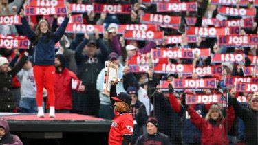 José Ramírez #11 de los Cleveland Guardians es reconocido por romper el récord de la franquicia de juegos jugados durante la sexta entrada contra los Kansas City Royals en el Progressive Field el 6 de abril de 2026 en Cleveland, Ohio.&nbsp;