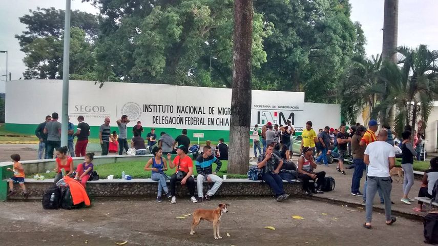 Imagen de archivo de un grupo de migrantes cubanos en las afueras de la Delegación Federal en Chiapas del Instituto Nacional de Migracición.