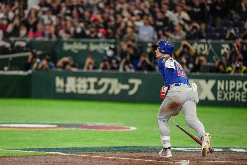 El taiwanés Stuart Fairchild conecta un grand slam durante el partido del Grupo C del Clásico Mundial de Béisbol (CMB) entre Taiwán y la República Checa en el Tokyo Dome, Tokio, el 7 de marzo de 2026.&nbsp;