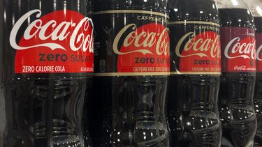 Botellas de producto de Coca-Cola son exhibidas en una tienda en Dania Beach, Florida. &nbsp; &nbsp;