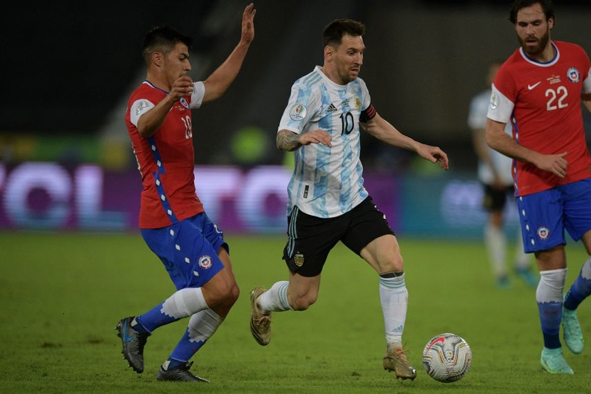 El argentino Lionel Messi está marcado por los chilenos Tomás Alarcón (izq.) y Ben Brereton durante el partido de la fase de grupos del torneo de fútbol Conmebol Copa América&nbsp;
