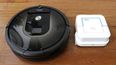 Una aspiradora Roomba de iRobot (izquierda) junto a un limpiador para pisos Braava Jet, en la sede de la compañía en Bedford, Massachussets.