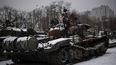 Un niño subido a un tanque ruso destruido y expuesto en el centro de Kiev, Ucrania, el martes 31 de enero de 2023.&nbsp;