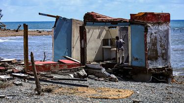 Un hombre se encuentra dentro de una casa dañada después del paso del huracán Melissa en la aldea de Boca de Dos Ríos, provincia de Santiago de Cuba, Cuba, el 30 de octubre de 2025.
