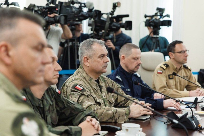Esta imagen, publicada el 10 de septiembre de 2025 por la Oficina del Primer Ministro polaco, muestra al general Wieslaw Kukula (centro), jefe del Estado Mayor de las Fuerzas Armadas polacas, asistiendo a una reunión de emergencia organizada por el primer ministro polaco, Donald Tusk (no aparece en la imagen), en Varsovia, tras la violación del espacio aéreo polaco por drones rusos.&nbsp; &nbsp;
