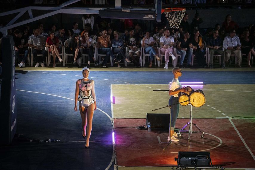 Tres internacionalmente reconocidos atletas incluso desfilaron en la noche del viernes: la corredora Ana Fidelia Quirot, el saltador de r&eacute;cord mundial Javier Sotomayor y la jugadora de voleibol Regla Torres.