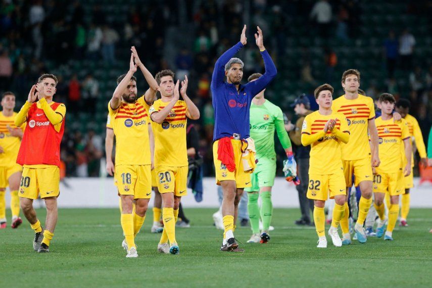 Jugadores del Barcelona celebran luego de conseguir una victoria sobre Elche en un compromiso de la liga española.
