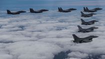 Fotografía suministrada por el Ministerio de Defensa de Corea del Sur se ven aviones de combate F15 surcoreanos y F16 estadounidenses volando en formación durante un ejercicio conjunto en una ubicación no revelada de Corea del Sur, el 4 de octubre de 2022.