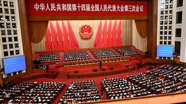 Vista general de los delegados que asisten a la sesión de clausura de la Asamblea Popular Nacional (APN) en el Gran Palacio del Pueblo de Pekín el 11 de marzo de 2025. China iniciará sus reuniones legislativas anuales, conocidas como las Dos Sesiones, la próxima semana, atrayendo a miles de delegados de todo el país a Pekín.&nbsp;
