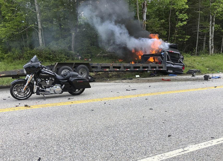 Escena del choque de una camioneta con varias motocicletas en un camino rural en Randolph, Nuevo Hampshire.