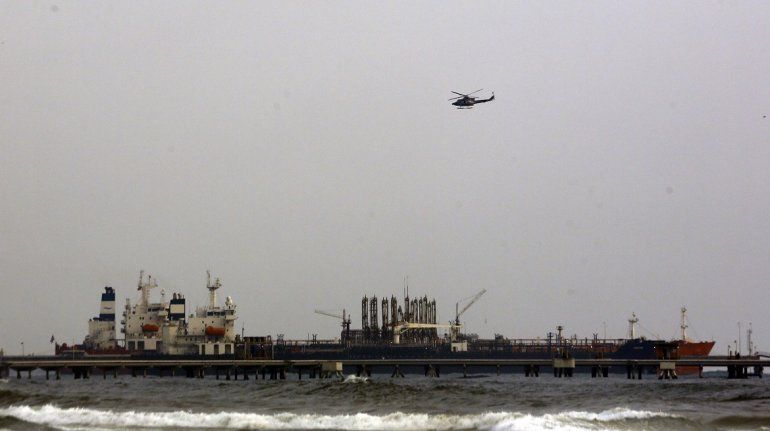  En esta imagen del 25 de mayo de 2020, el petrolero iraní Fortune aparece anclado en el muelle de la refinería El Palito cerca de Puerto Cabello, Venezuela. El desabastecimiento de combustible ha hecho que Venezuela recurra a Irán, que en mayo envió cinco petroleros de gasolina al país suramericano. 