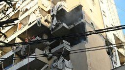 Rescatistas buscan sobrevivientes en el lugar de un ataque aéreo israelí que apuntó a un apartamento en un edificio residencial en el barrio Haret Hreik, en los suburbios del sur de Beirut, el 23 de noviembre de 2025.