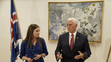 Al término de su visita de siete horas a Islandia, el vicepresidente estadounidense Mike Pence se reúne con la primera ministra islandesa Katrin Jaoakobsdottir, en el aeropuerto de Kaflavik, el miércoles 4 de septiembre de 2019.&nbsp;