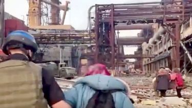 Algunas personas caminan entre los escombros en la planta siderúrgica Azovstal de Mariúpol (Ucrania), en una foto sin fecha suministrada por los militares ucranianos el 1ro de mayo del 2022.&nbsp;