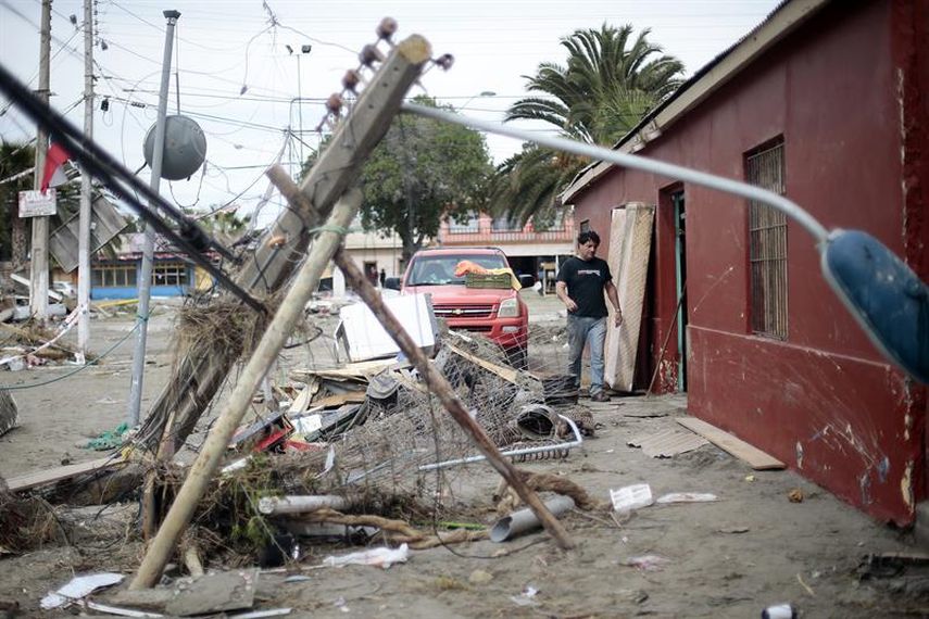Un hombre camina entre escombros hoy, viernes 18 de septiembre de 2015, ocasionados por el tsunami posterior al terremoto 8,4 de magnitud en la escala de Richter (EFE)