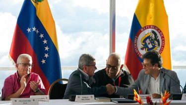 Pablo Beltrán, representante de la guerrilla colombiana Ejército de Liberación Nacional (ELN), segundo por la izquierda, estrecha la mano de Danilo Rueda, Alto Comisionado para la Paz de Colombia, en la reanudación de los diálogos de paz en Caracas, Venezuela. El gobierno colombiano y el ELN anunciaron que México será la nueva sede del segundo ciclo de negociación que iniciará en enero.