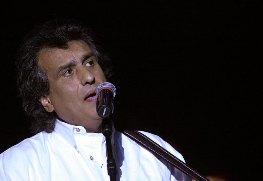 El cantante y compositor italiano Toto Cutugno se presenta el 26 de julio de 2002 en el teatro romano en las afueras de Túnez durante el 38º festival internacional de Cartagena.