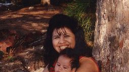 En esta fotografía sin fecha, Melissa Lucio, que se encuentra en el pabellón de la muerte en Texas, carga a uno de sus hijos, John. La ejecución de Lucio está programada para el 27 de abril por la muerte en 2007 de su hija Mariah, de dos años.&nbsp;