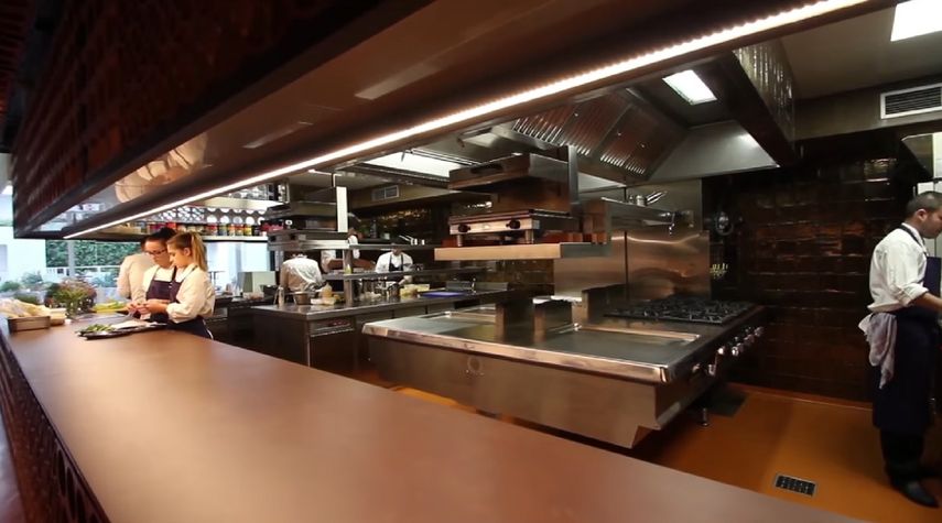 Disfrutar es el escenario donde se exhibe el gran talento individual de tres chefs, que buscan expandir su influencia en la escena culinaria española.