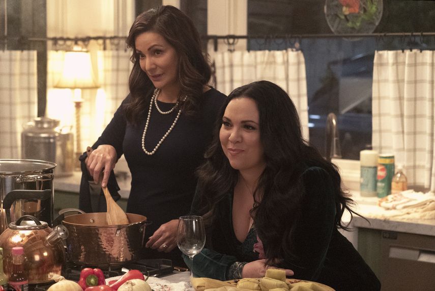 En esta imagen difundida por Amazon, Constance Marie, a la izquierda, y Gloria Calderón Kellett en una escena de la serie With Love, un popurrí navideño de comedia romántica con una familia latina y la tolerancia como protagonistas.