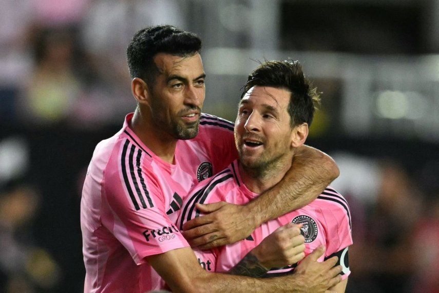 El español Sergio Busquets (izquierda) y el argentino Lionel Messi, del Inter Miami, celebran tras un gol de su club en un partido, el 28 de mayo de 2025.